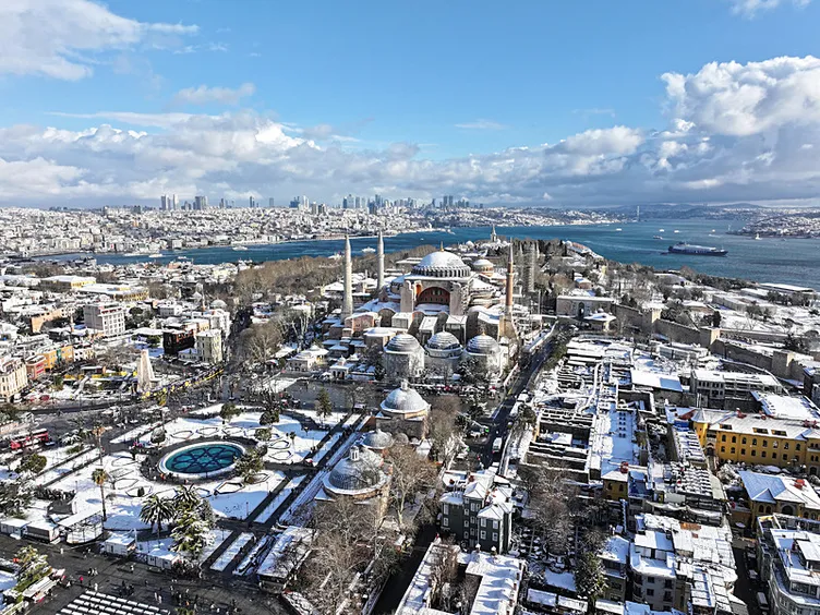 Pazartesi günü okullar tatil olacak mı? İstanbul’da kar yağışı için kritik uyarı! Megakent bembeyaz