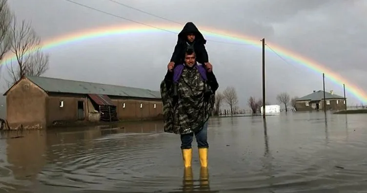 Yüksekova’da dere taşınca köy sular altında kaldı