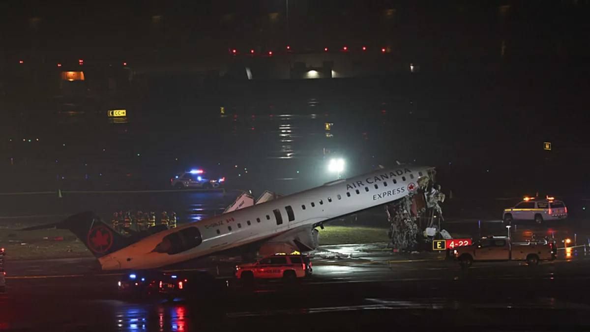SON DAKİKA: ABD'de uçak kazası! İniş yapan uçak yerdeki araçla çarpıştı… SON DAKİKA: ABD'de uçak kazası! İniş yapan uçak yerdeki araçla çarpıştı…