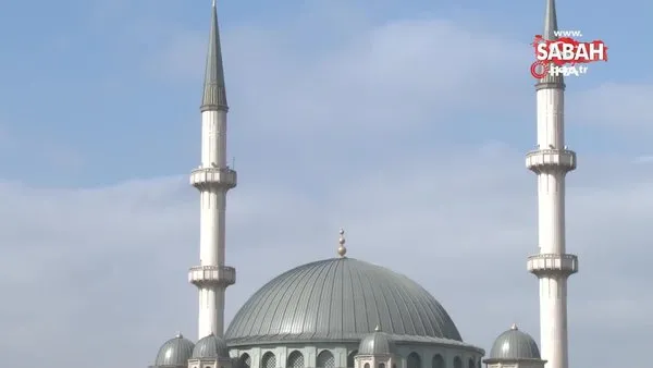Taksim Camii'nin dijital mahyası asıldı | Video