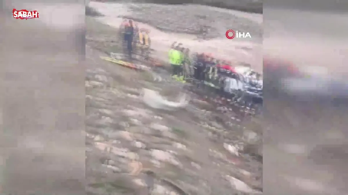Erzincan’da otomobil dereye uçtu: 2 ölü, 1 ağır yaralı | Video videosunu izle Erzincan’da otomobil dereye uçtu: 2 ölü, 1 ağır yaralı | Video videosunu izle