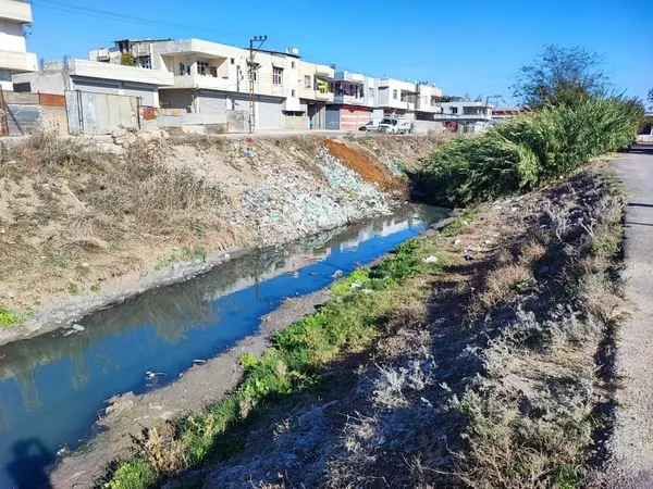 yuregirde-kapatilmayan-derenin-pis-kokulari-vatandasi-isyan-ettirdi-1763631672828.jpg
