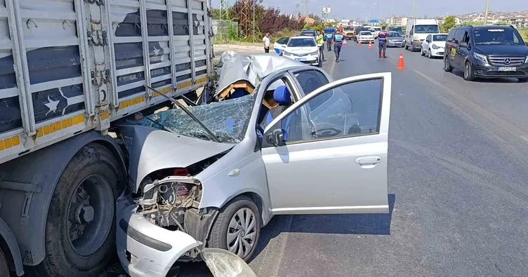 Otomobil ok gibi TIR’a saplandı: 1 ölü 1 ağır yaralı