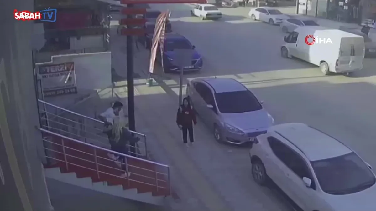 Hatay’da vatandaşların deprem paniği kamerada | Video videosunu izle Hatay’da vatandaşların deprem paniği kamerada | Video videosunu izle