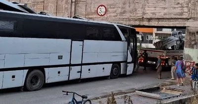Tarsus’ta köprü altında sıkışan otobüs, vinç yardımıyla çıkartıldı