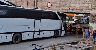 Tarsus’ta köprü altında sıkışan otobüs, vinç yardımıyla çıkartıldı #mersin