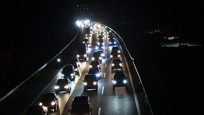 anadolu-otoyolu-duzce-gecisinde-trafik-durma-noktasina-geldi-1780259355599.jpeg