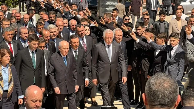 mhp-lideri-devlet-bahceli-ulkucu-sehitler-anitini-ziyaret-ediyor-1779890690870.jpg