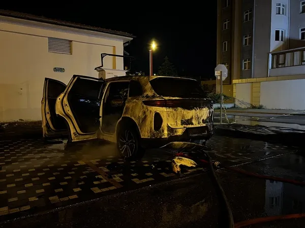 kayseride-sarj-istasyonunda-elektrikli-otomobil-alev-aldi-o-anlar-kamerada-1785303900152.jpg