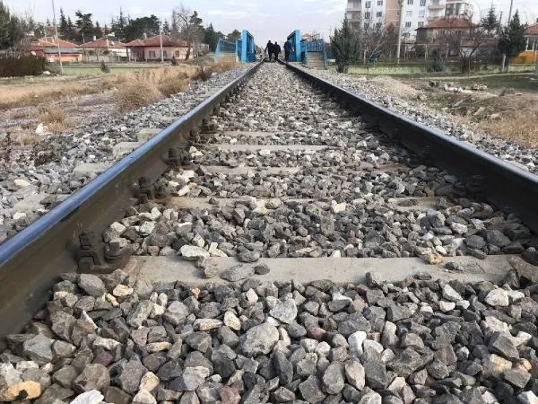 konyada-feci-kaza-tren-carpti-agir-yaralandi-1640698247420.jpg