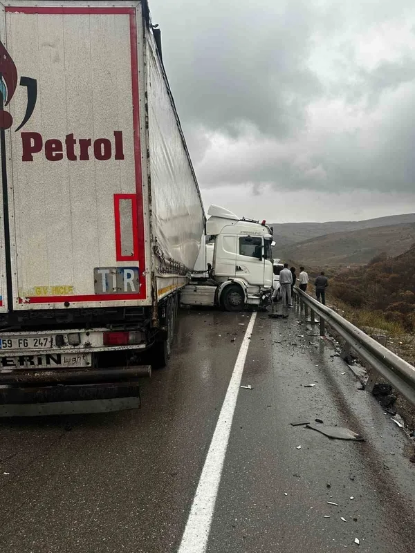 zincirleme-trafik-kazasinda-3-arac-birbirine-girdi-1793360904298.jpg