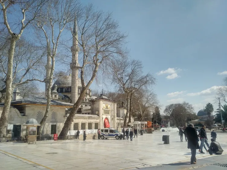 Koronavirüs tedbiriyle cuma namazında camiler bol kaldı
