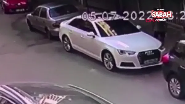 İstanbul - Sultangazi'de iki çocuk çaldıkları otomobille araçlara çarpa çarpa ilerledi | Video