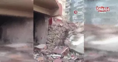Yıkımı gerçekleştirilen hasarlı binadan yavru köpekleri kurtardığı anlar kamerada | Video