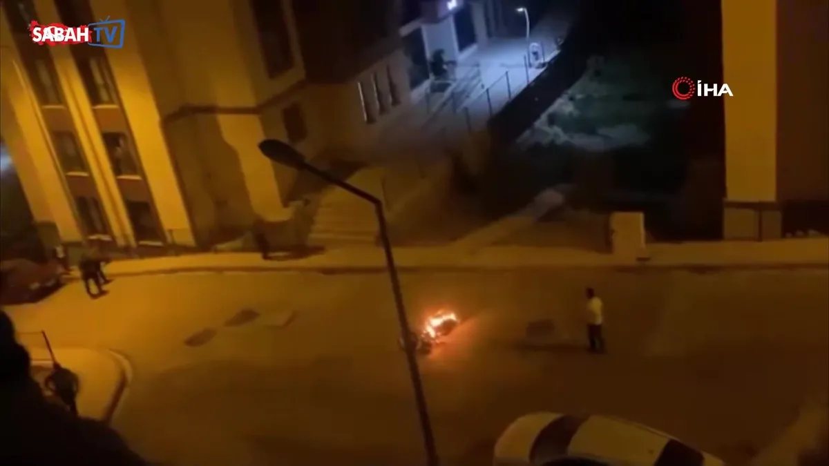 Elazığ'da bir şahıs sokak ortasında motosikletini ateşe verdi, başında bekledi | Video