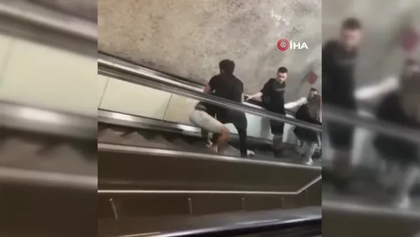 Metroda tehlikeli kavga: Yürüyen merdivenlerde yuvarlanarak kavga ettiler! O anlar kamerada | Video