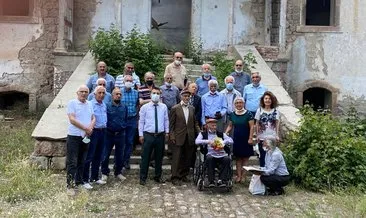 77 yıl sonra duygulandıran buluşma! 96 yaşındaki emekli müfettiş Kemal Özdemir’e okul sürprizi