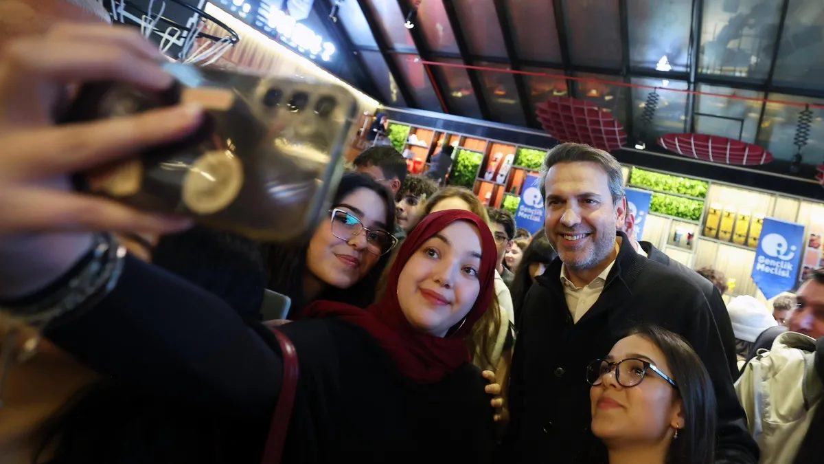 Bakan Bayraktar Ümraniye’de gençlerle buluştu Bakan Bayraktar Ümraniye’de gençlerle buluştu