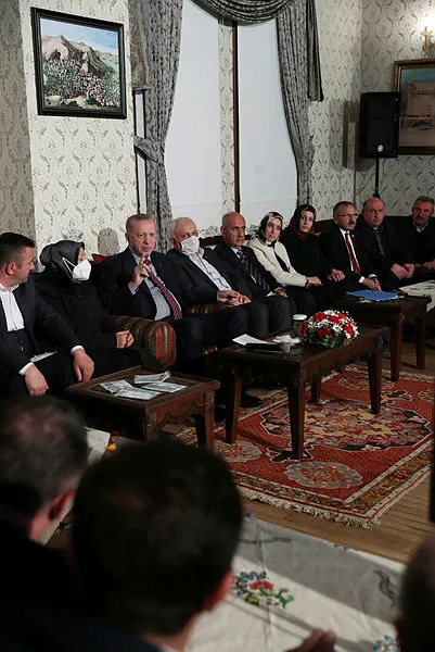 son-dakika-baskan-erdogan-tokat-ziyaretinde-ciftcilerle-bulustu-aycicek-yaginda-sorun-yok-suni-bir-panik-havas-1648321042600.jpg