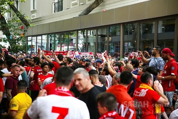 İstanbul karnaval alanına döndü! Chelsea ve Liverpool taraftarı maç saatini bekliyor