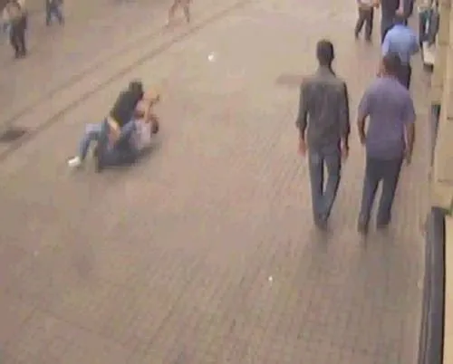 Alman turisti bıçakladılar