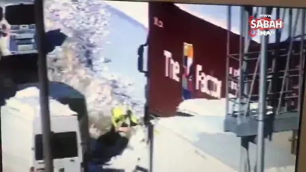 Polis, karları trafik konileri ile temizleyerek mahsur kalan tırı kurtardı | Video