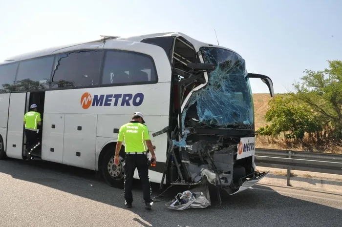 son-dakika-yolcu-otobusu-kamyona-carpti-1i-agir-8-yarali-1786364250580.jpg