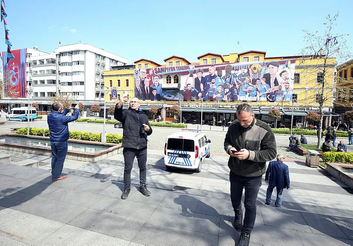 trabzonsporun-sampiyonlugu-dev-afise-resmedildi-1650620120270.jpg