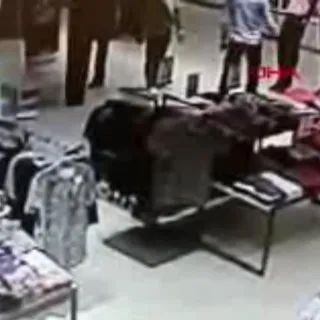 Cansız mankenin üzerindeki kıyafeti çaldılar