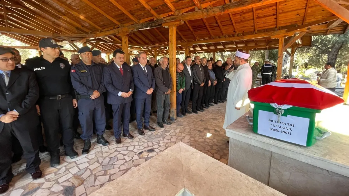 Geçirdiği trafik kazasında ölen uzman onbaşı törenle toprağa verildi Geçirdiği trafik kazasında ölen uzman onbaşı törenle toprağa verildi