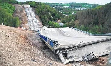 Yılan hikâyesine dönen köprü yıkıldı
