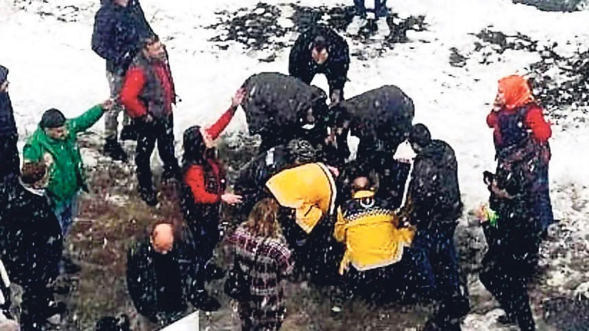 Bingöl’de çatıdan düşen kar can aldı