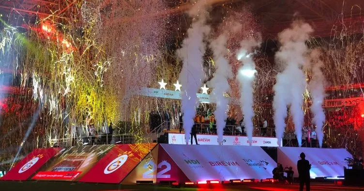 Galatasaray, 22. Åampiyonluk kupasÄ±nÄ± aldÄ± ile ilgili gÃ¶rsel sonucu