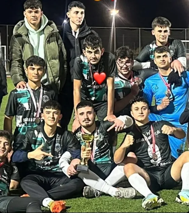 Halısahada kalp krizi geçirip hayatını kaybetmişti: 18 yaşındaki Berat Karaaslan amatör futbolcuymuş!