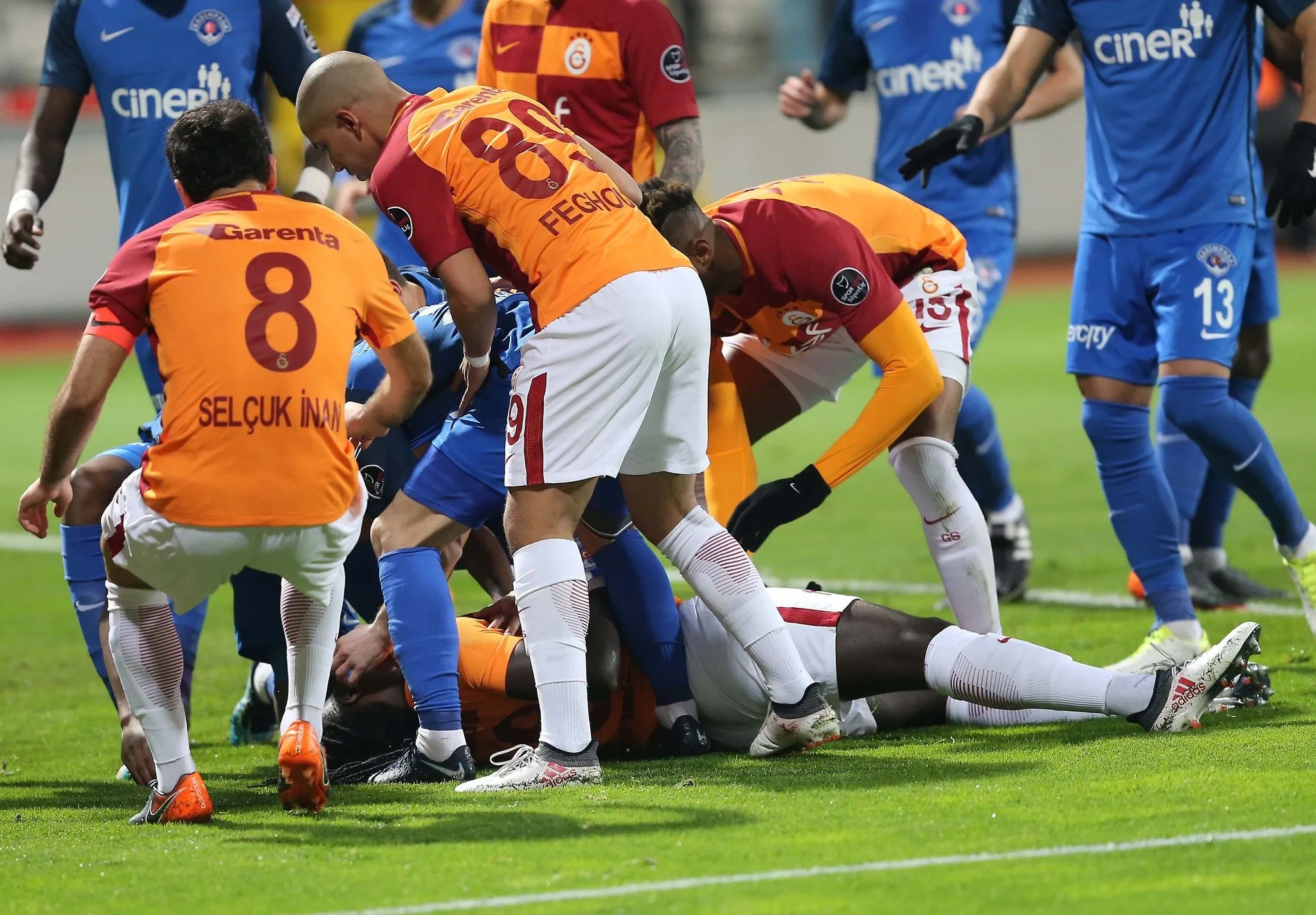 gomis bayılma ile ilgili görsel sonucu