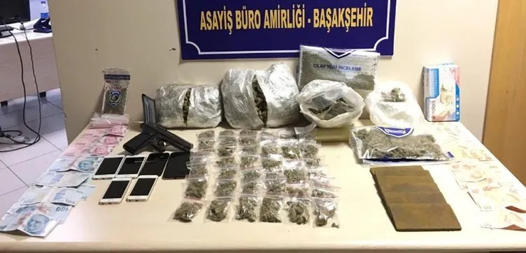 AVM önünde uyuşturucu satanlara operasyon: 4 gözaltı