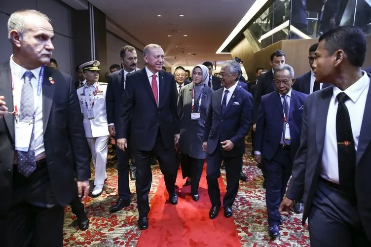 Başkan Erdoğan Kuala Lumpur'da! Oturumun ardından sergi alanını gezdi