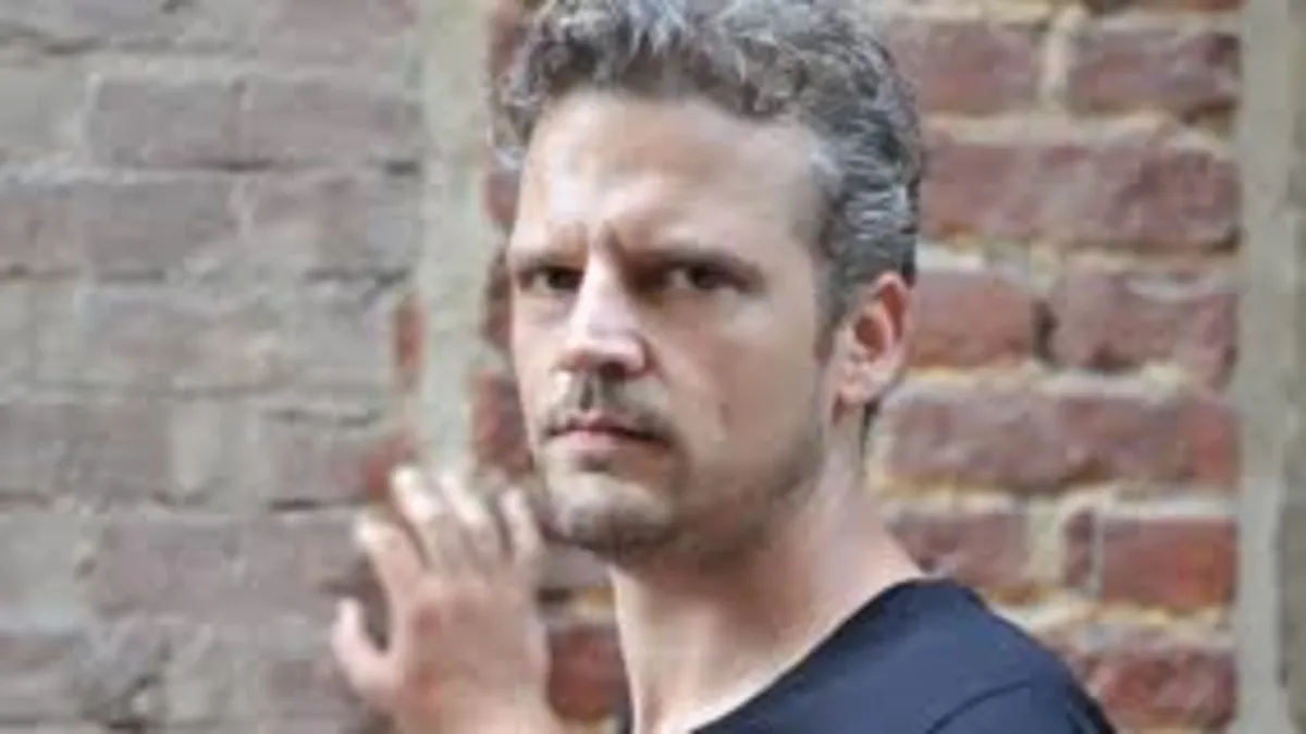 Ünlü Yönetmen Seren Yüce’ye kurye kılığında silahlı saldırı Ünlü Yönetmen Seren Yüce’ye kurye kılığında silahlı saldırı