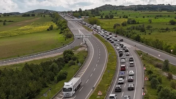 kurban-bayrami-tatili-bitti-donus-yolu-trafik-cilesi-bitmedi-o-yollardaki-yogunluk-dron-ile-goruntulendi-1780321226656.jpg