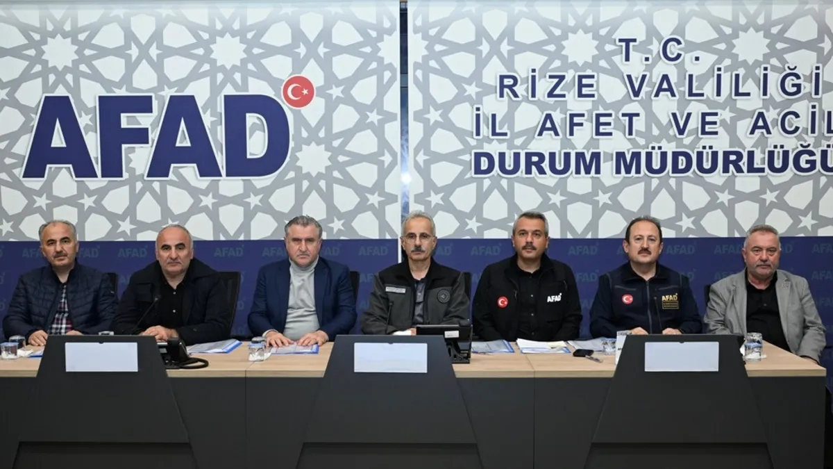 Bakan Uraloğlu'ndan Rize'deki sele ilişkin açıklama: 31 köy yolu ulaşıma açıldı