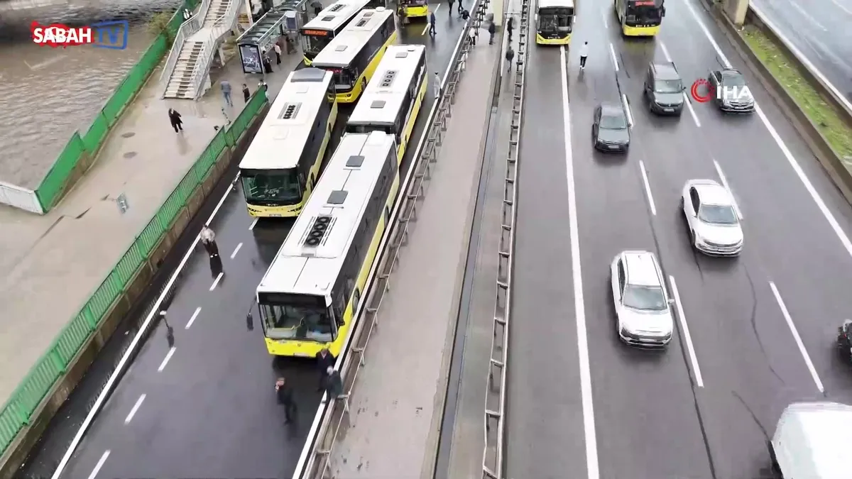 Kadıköy'de zor anlar kamerada: İETT otobüsü trafiği felç etti! | Video