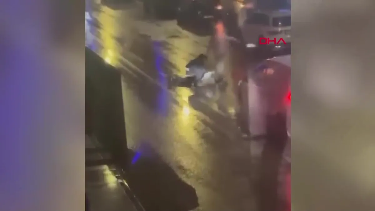 İzmit’te sokak ortasındaki tekmeli yumuruklu kavga kamerada | Video videosunu izle İzmit’te sokak ortasındaki tekmeli yumuruklu kavga kamerada | Video videosunu izle