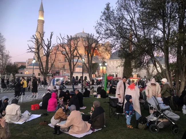 ayasofya-manzarali-kardeslik-sofrasi-1742192534774.jpg