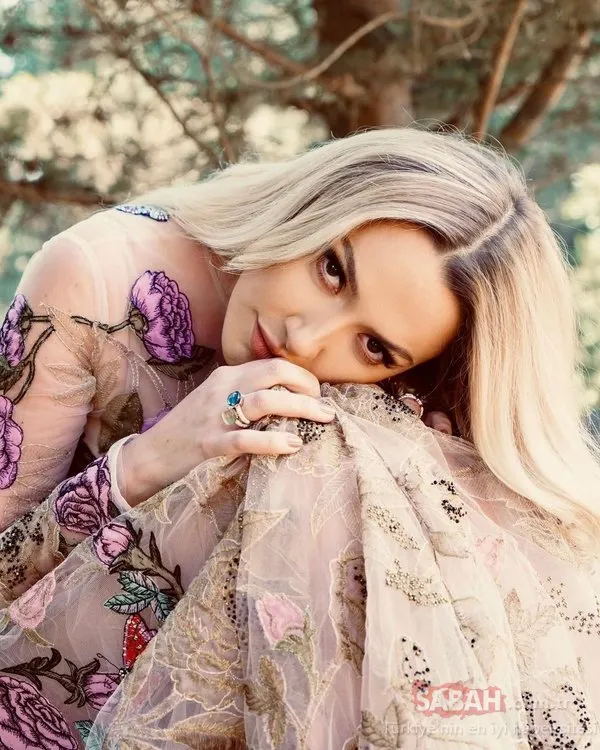 ‘En İyi Kadın Şarkıcı’ ödülü Hadise’nin oldu! Hadise ödül gecesine kıyafetiyle de damga vurdu!