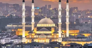 Diline hakim olan beladan uzak kalır