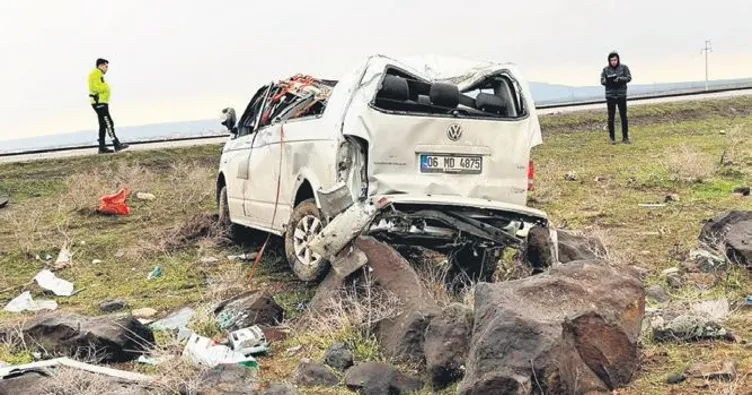 Minibüs takla attı: 2 ölü, 6 yaralı