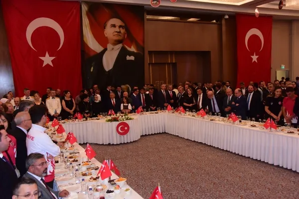 kayseri-valiliginden-30-agustos-zafer-bayrami-resepsiyonu-1661893987065.jpeg