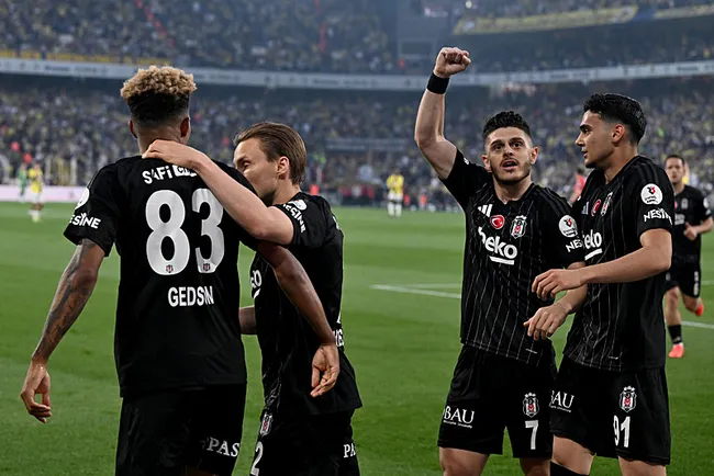 son-dakika-haberi-dev-derbide-kazanan-besiktas-fenerbahceden-bir-kritik-kayip-daha-1746382442842.jpeg