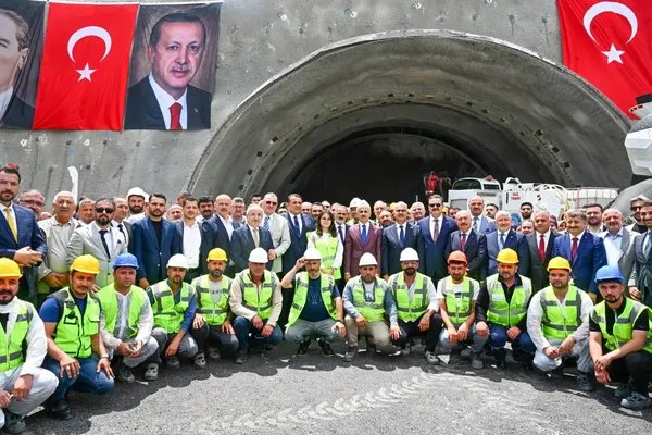 corumda-tarihi-hizli-tren-projesinin-temelini-bakan-uraloglu-atti-1749901666763.jpg
