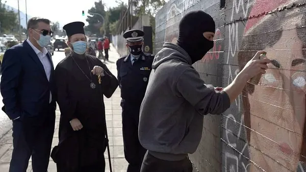 Yunanistan'da skandal görüntüler: Irkçı sanatçıya, papaz ve emniyet müdürü eşlik etti